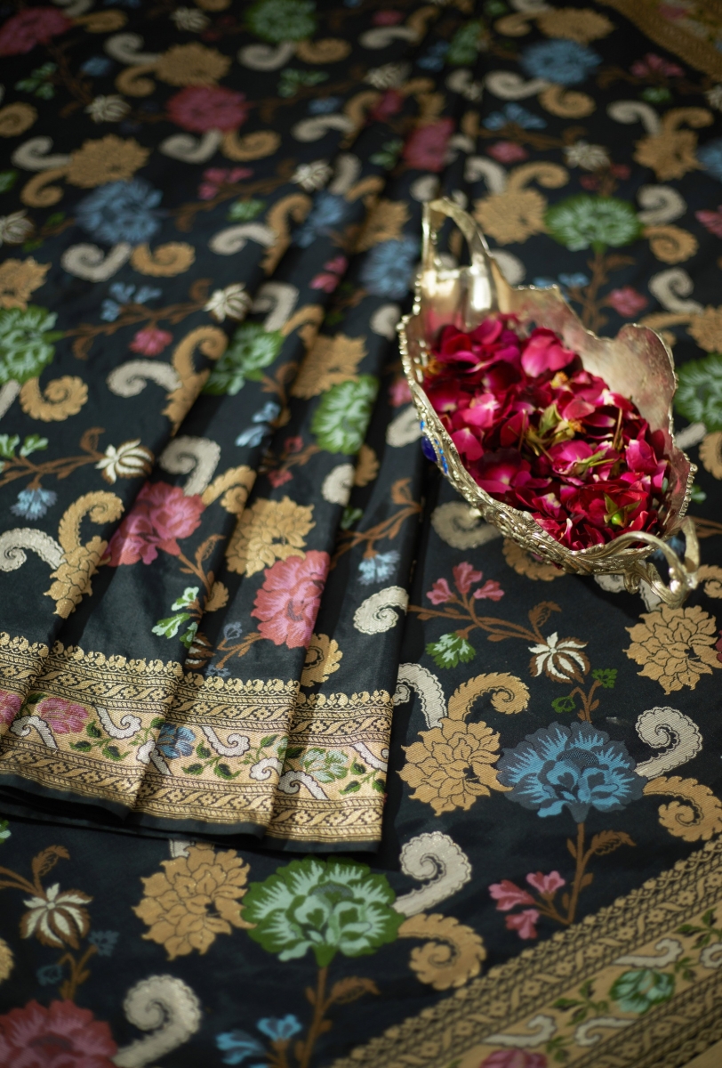 Buy Mitera Lavender & Blue Ethnic Motifs Woven Design Zari Silk Blend  Banarasi Saree Online at Best Price | Distacart